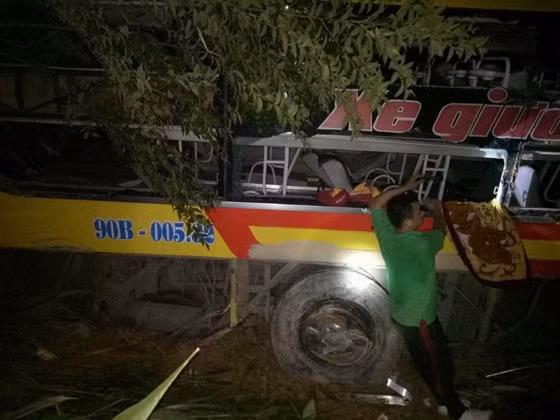 Địa hình đốc và hiểm trở đã khiến công tác cứu hộ cứu nạn gặp nhiều khó khăn. Nguồn ảnh: SGGP