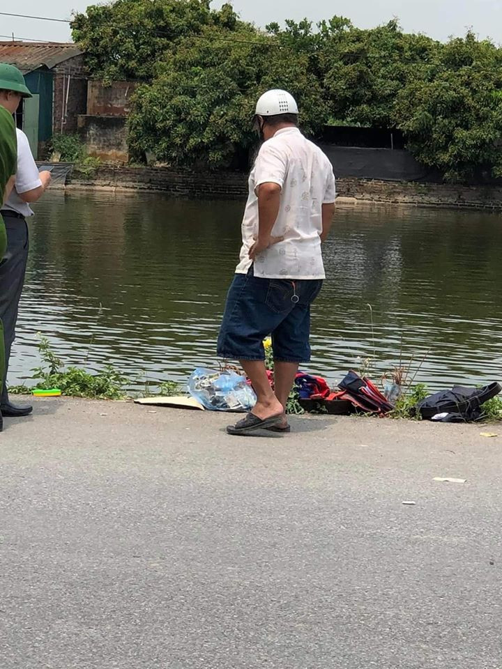 Trong đêm qua, người nhà nạn nhân không thấy về cũng không liên lạc được nên đã đi tìm nhưng không thấy. Đến hôm nay thì nhận được hung tin. 