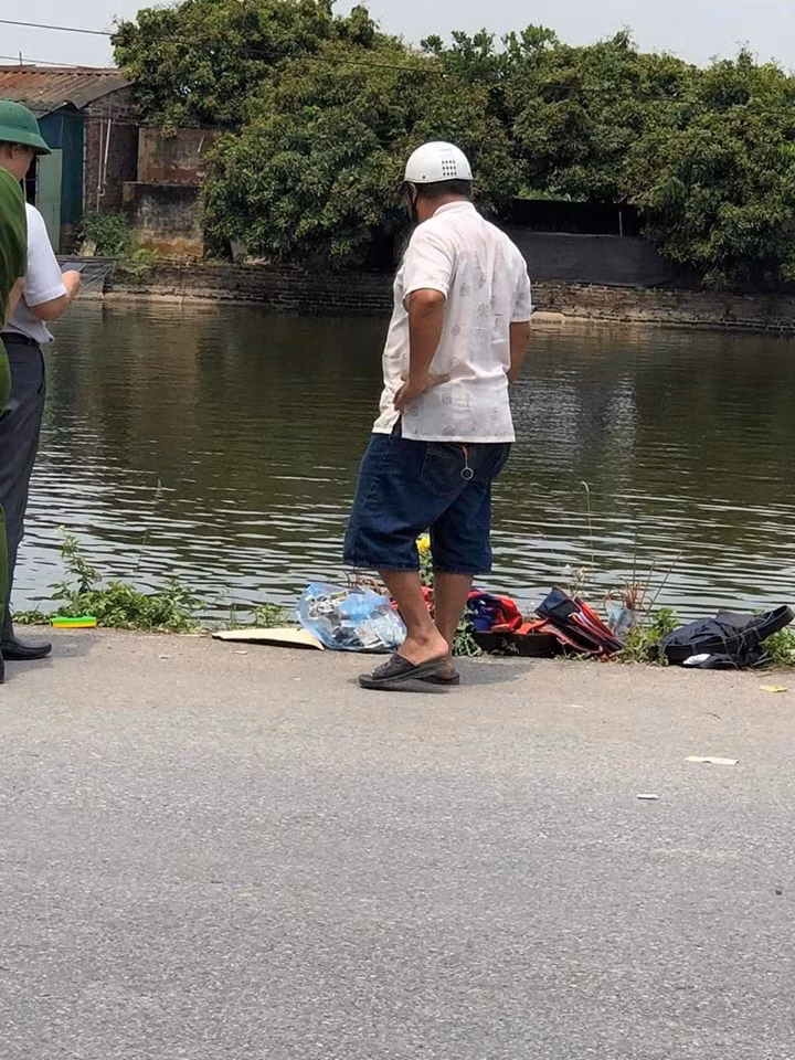 Trong đêm qua, người nhà nạn nhân không thấy về cũng không liên lạc được nên đã đi tìm nhưng không thấy. Đến hôm nay thì nhận được hung tin. 