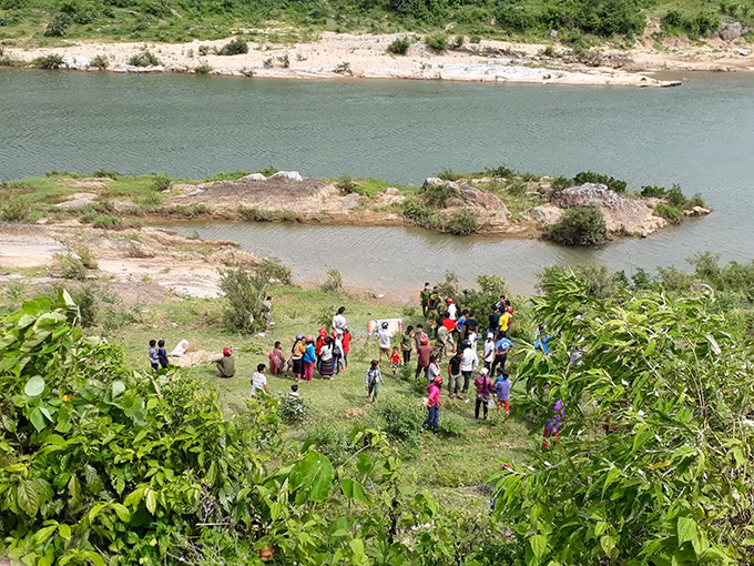 Ha Noi: Phat hien thi the nam thanh nien noi tren song
