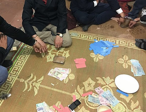 Tại đây, công an bắt quả tang 37 người tham gia đánh bạc bằng hình thức đánh bài Poker. Công an đang tạm giữ 19 người liên quan để điều tra về hành vi tổ chức đánh bạc và đánh bạc. Thu giữ hơn 439 triệu đồng, 1.651 USD, 35 đô la Úc, 14 thẻ ngân hàng, 1 ô tô, 13 xe máy, máy tính... (Ảnh minh họa).