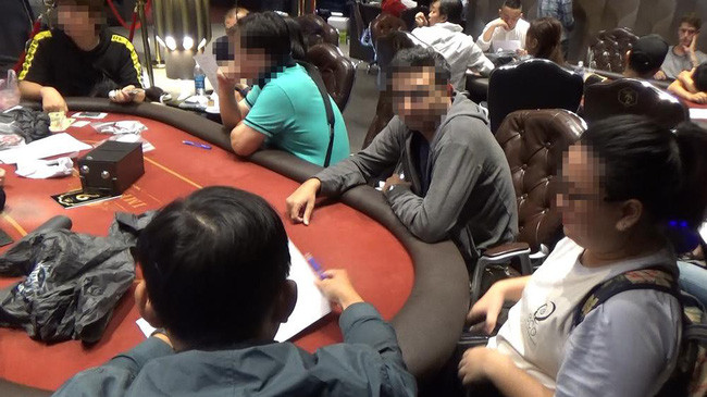 Bước đầu, công an xác định sòng bạc Poker này do Park Han Seol (quốc tịch Hàn Quốc) cầm đầu. Theo đó, đầu tháng 5/2019, Park Han Seol thuê căn biệt thự này với giá là 5.000 USD/tháng (hơn 116 triệu đồng). Park Han Seol lôi kéo nhiều con bạc có người nước ngoài tới chơi mỗi ngày từ 15h tới 4h sáng hôm sau.