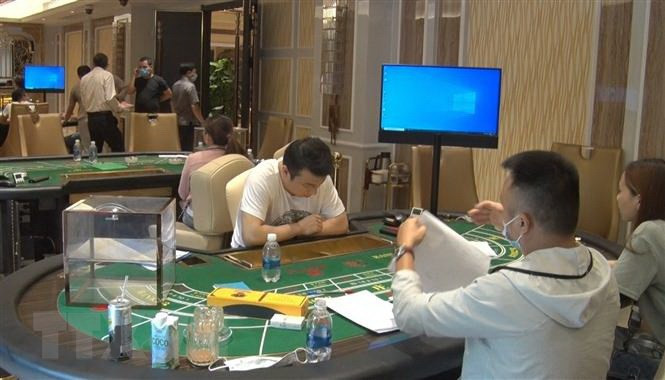 Bước đầu xác định tại đây có 10 người (trong đó có 6 người nước ngoài) đứng ra tổ chức đánh bạc, ngoài ra còn có 5 người nước ngoài khác tham gia đánh bạc. Tại hiện trường, công an thu giữ gần 500 triệu đồng là tiền đánh bạc cùng với nhiều tài liệu, tang vật liên quan đến hành vi tổ chức đánh bạc và đánh bạc.