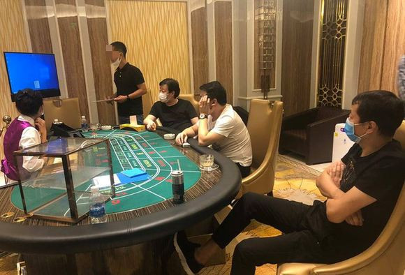  Thuê biệt thự hạng sang ở Đà Nẵng để đánh bạc: Ngày 22/4, Phòng cảnh sát hình sự Công an Đà Nẵng phối hợp cùng các đơn vị nghiệp vụ, công an quận bất ngờ ập vào một khu resort hạng sang ở ven biển quận Ngũ Hành Sơn, Đà Nẵng. 