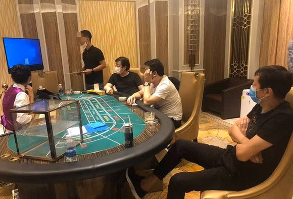  Thuê biệt thự hạng sang ở Đà Nẵng để đánh bạc: Ngày 22/4, Phòng cảnh sát hình sự Công an Đà Nẵng phối hợp cùng các đơn vị nghiệp vụ, công an quận bất ngờ ập vào một khu resort hạng sang ở ven biển quận Ngũ Hành Sơn, Đà Nẵng. 