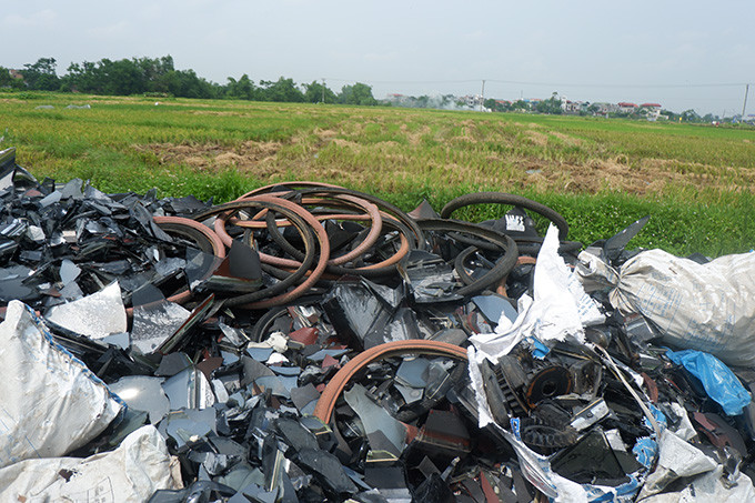 Về khắc phục hậu quả, theo ông Việt hiện UBND xã có văn bản báo cáo đề nghị UBND huyện hướng dẫn và có giải pháp để khắc phục hậu quả. Chúng tôi cũng đang liên hệ với một vài công ty môi trường để di chuyển hết chỗ rác điện tử đó đi nơi khác" - Ông Việt nói. 