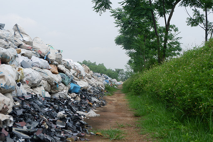 Cũng theo ông Việt, chính quyền xã đã nhiều lần tuyên truyền về tác hại của chất thải rắn, đặc biệt là sự nguy hại cho sức khỏe người dân và tác động tiêu cực đến môi trường đối với chất thủy ngân có trong đèn hình tivi.