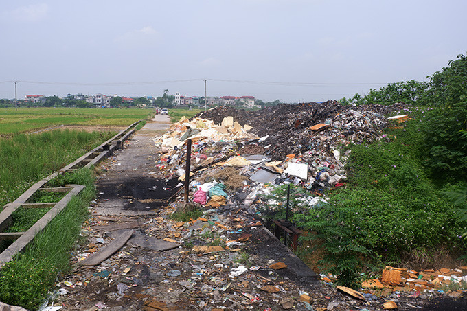 Một người dân tại đây cho biết, rác thải điện tử bị chính những hộ kinh doanh bằng việc thu mua tivi, máy giặt, tủ lạnh... quanh khu vực vứt bỏ sau khi đã bóc tách, lấy đi phần linh kiện còn giá trị để bán.