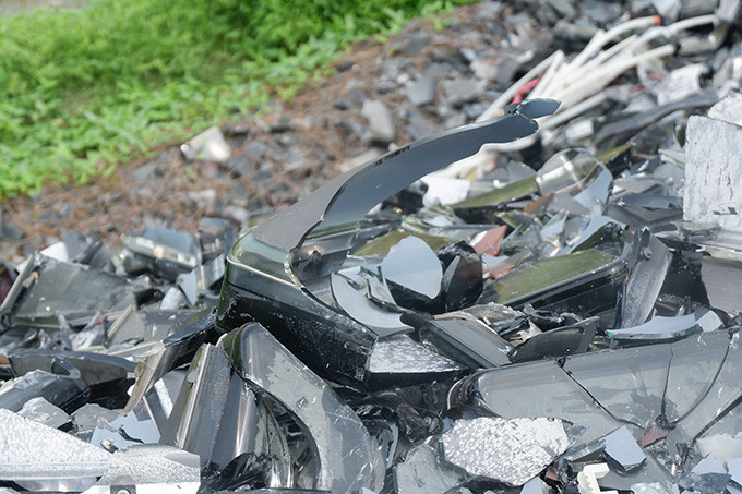 Ông Việt cho hay: "Tình trạng này đã diễn ra từ khoảng 3 năm nay, sau khi các đơn vị thu mua không còn thu mua màn hình tivi, thì một số trường hợp người dân trong và ngoài địa bàn xã đã đổ trực tiếp loại rác thải này xuống khu vực tập kết tự phát".