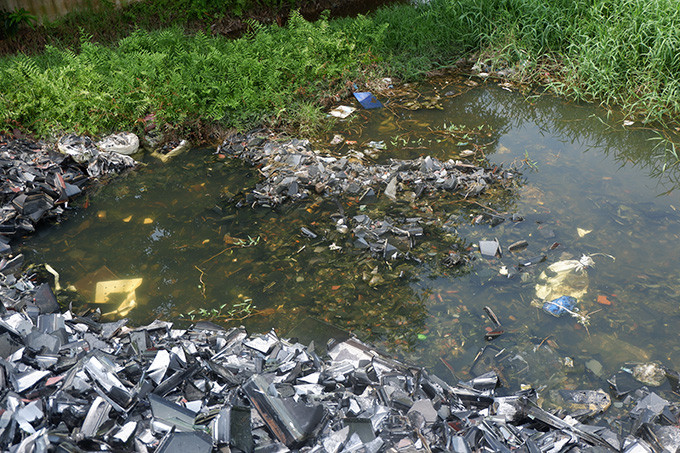 Ông Việt cho biết: "Chúng tôi cũng đã phát hiện và xử phạt 3 trường hợp. Có 1 trường hợp hộ gia đình nhà ông Nguyễn Văn Đệ, trường hợp này do hoàn cảnh gia đình cũng khó khăn nên chúng tôi xử phạt theo hình thức cảnh cáo phát trên loa tầm 15 ngày về việc đổ trộm rác thải". 