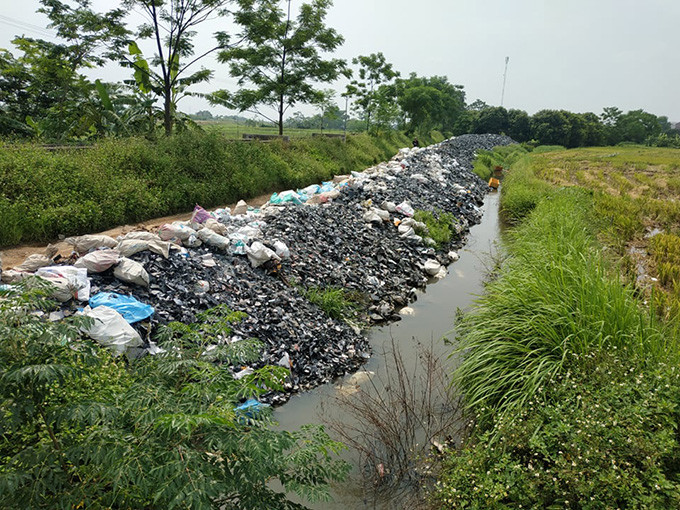 Theo ghi nhận của PV Kiến Thức, tại nơi tập kết rác tự phát của thôn Yên Thịnh, có hàng triệu màn hình tivi, linh kiện điện tử chất thành đống, kéo dài hàng trăm mét.