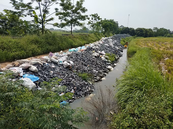 Theo ghi nhận của PV Kiến Thức, tại nơi tập kết rác tự phát của thôn Yên Thịnh, có hàng triệu màn hình tivi, linh kiện điện tử chất thành đống, kéo dài hàng trăm mét.