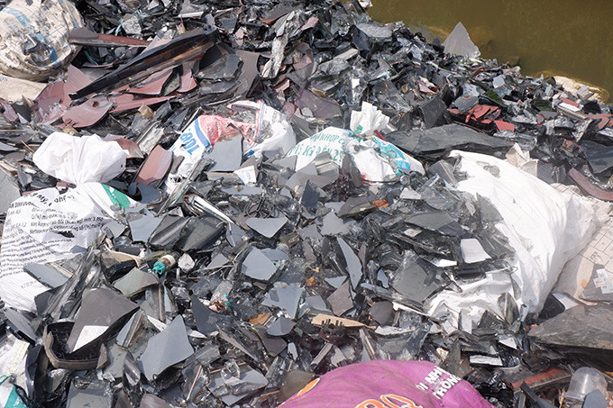 Nhiều người cho rằng, tại địa bàn huyện Vĩnh Tường, rác thải điện tử hầu hết đều qua các nguồn thu gom không chính thức, là những người thu mua đồng nát, cơ sở thu gom tự phát và được tập kết về để tái chế.