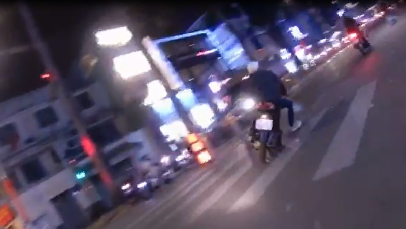 Đến phố Nguyễn Khánh Toàn, Tài gặp một cô gái đứng trước cửa nhà nghỉ. Lợi dụng sơ hở, Tài xông tới giật túi xách đeo trên vai nạn nhân, bên trong có 5 triệu đồng cùng giấy tờ cầm cố xe đạp điện. Sau khi nhận được trình báo của các bị hại, Công an quận Cầu Giấy đã bắt giữ Lê Văn Tài sau 5 ngày khi anh ta xuất hiện trên đường Nguyễn Khánh Toàn. (Ảnh minh họa).