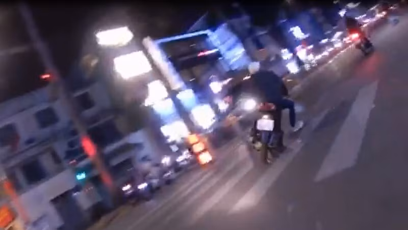 Đến phố Nguyễn Khánh Toàn, Tài gặp một cô gái đứng trước cửa nhà nghỉ. Lợi dụng sơ hở, Tài xông tới giật túi xách đeo trên vai nạn nhân, bên trong có 5 triệu đồng cùng giấy tờ cầm cố xe đạp điện. Sau khi nhận được trình báo của các bị hại, Công an quận Cầu Giấy đã bắt giữ Lê Văn Tài sau 5 ngày khi anh ta xuất hiện trên đường Nguyễn Khánh Toàn. (Ảnh minh họa).