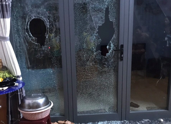 Trích xuất camera an ninh, Công an phát hiện, bắt giữ Nguyễn Đình Hiền. Bước đầu điều tra, Hiền khai nhận đã gây ra 4 vụ việc nêu trên. Tuy nhiên, Hiền cho biết giữa mình và các nạn nhân không có mâu thuẫn. Đêm 21/5, vì buồn bực trong người nên Hiền ném đá xe khách, đập phá nhà dân để giải khuây.