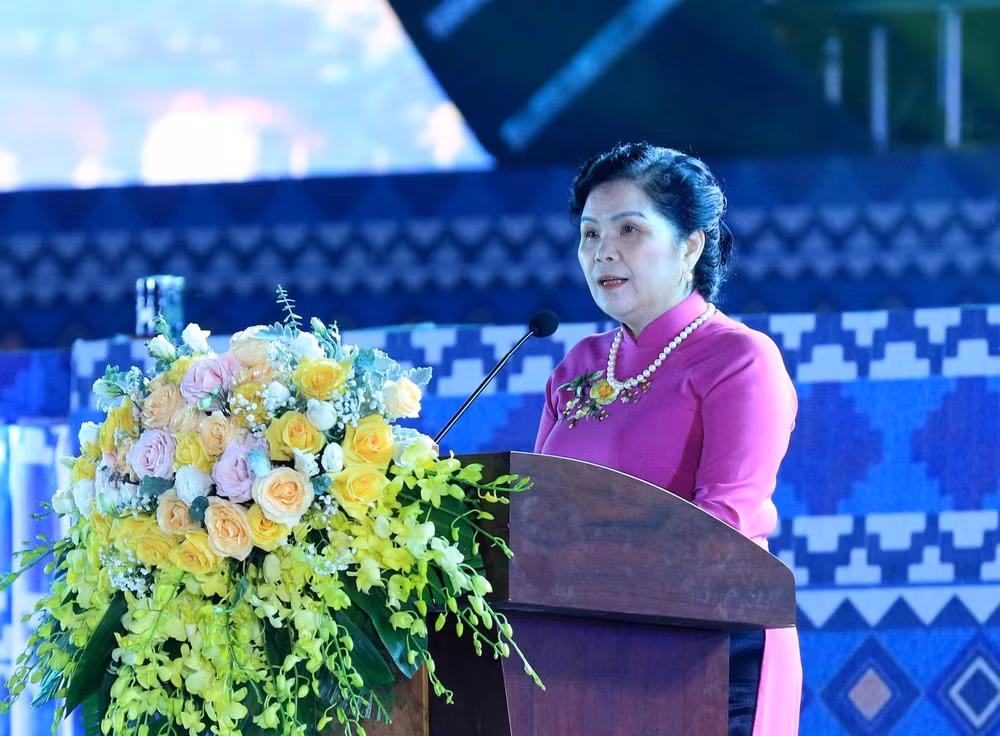 Trước khi được Bộ Chính trị phê chuẩn giữ chức vụ Bí thư Tỉnh ủy Lai Châu (vào tháng 9/2018), bà Giàng Páo Mỷ từng giữ các chức vụ: Chủ tịch Hội đồng Nhân dân huyện Tam Đường, Chủ tịch Hội đồng Nhân dân tỉnh, Phó Bí thư Thường trực Tỉnh ủy, Trưởng Đoàn đại biểu Quốc hội khóa XIV của tỉnh Lai Châu.