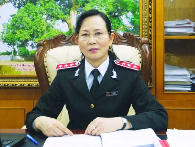 Bà Lê Thị Thuỷ - Bí thư Tỉnh uỷ Hà Nam, sinh năm 1964, tại Diễn Châu, Nghệ An. Trình độ chuyên môn: Thạc sỹ luật; Lý luận chính trị cao cấp. Bà Thuỷ từng làm nhân viên Văn phòng UBND tỉnh Nghệ An, Phó chánh Thanh tra tỉnh Nghệ An, Phó Bí thư thường trực Huyện ủy Hưng Nguyên (Nghệ An), Phó Chủ nhiệm Ủy ban Kiểm tra Tỉnh ủy Nghệ An, Chánh Thanh tra tỉnh Nghệ An, Chủ nhiệm Ủy ban Kiểm tra Tỉnh ủy Nghệ An.