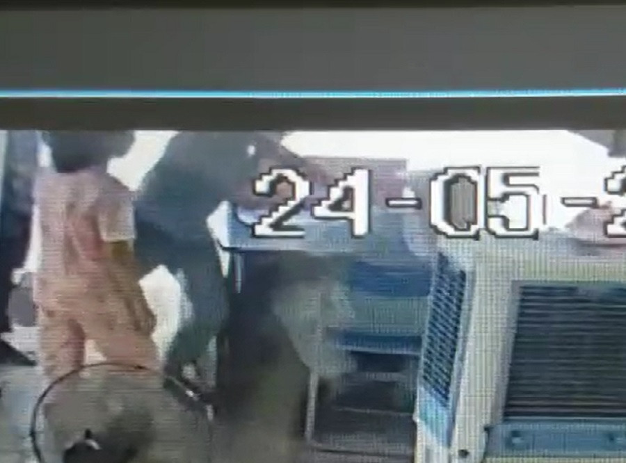 Tay Ninh: Nu dieu duong truc chot dich COVID-19 bi dam vao mat