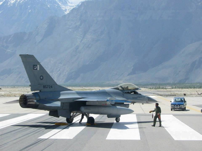 Tinh bao An Do phat hien TQ tap ket loat tiem kich J-10 o Kashmir-Hinh-2