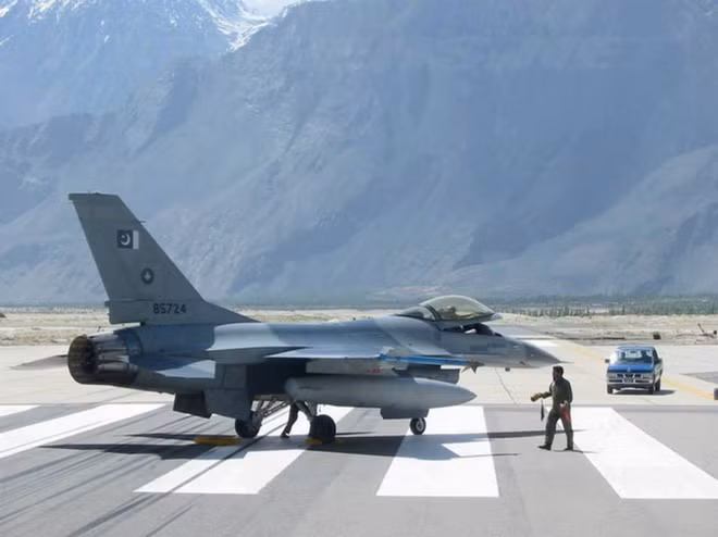 Tinh bao An Do phat hien TQ tap ket loat tiem kich J-10 o Kashmir-Hinh-2