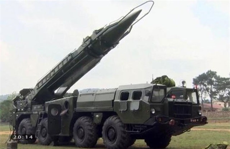 Hệ thống dẫn đường sử dụng 3 con quay hồi chuyển cho phép đạt độ chính xác tương đối, bán kính lệch mục tiêu 450m.