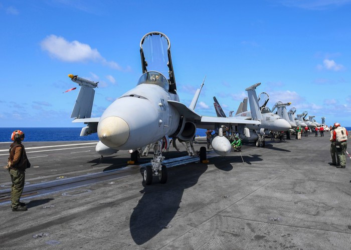 Các cuộc diễn tập với sự tham gia của hai tàu sân bay với mật độ dồn dập như vậy cũng là diễn biến khác thường.