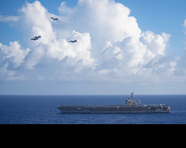 Hạm đội Thái Bình Dương hải quân Mỹ tuần trước thông báo cho biết ba tàu sân bay nước này đang hoạt động ở khu vực Biển Philippines nằm ở phía đông Philippines, là cửa ngõ vào Biển Đông thông qua eo Luzon nằm giữa Philippines và đảo Đài Loan (Trung Quốc).