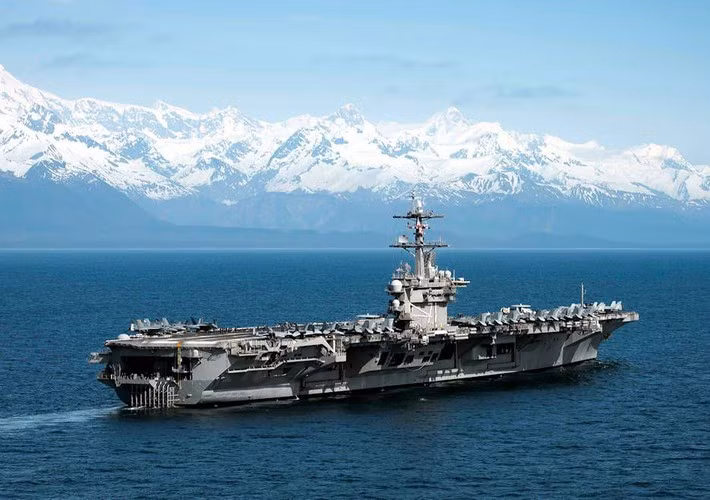 "Chỉ hải quân Mỹ mới đủ sức huy động nhóm tàu sân bay với quy mô như vậy và đều đặn triển khai sức mạnh nhằm bảo đảm quyền tự do trên biển. Với hơn 10.000 thủy thủ phối hợp như một lực lượng thống nhất, các chiến dịch bảo đảm chúng tôi luôn sẵn sàng phản ứng với mọi tình huống khẩn cấp", Chuẩn đô đốc James Kirk, chỉ huy Nhóm tác chiến tàu sân bay số 11, cho hay.