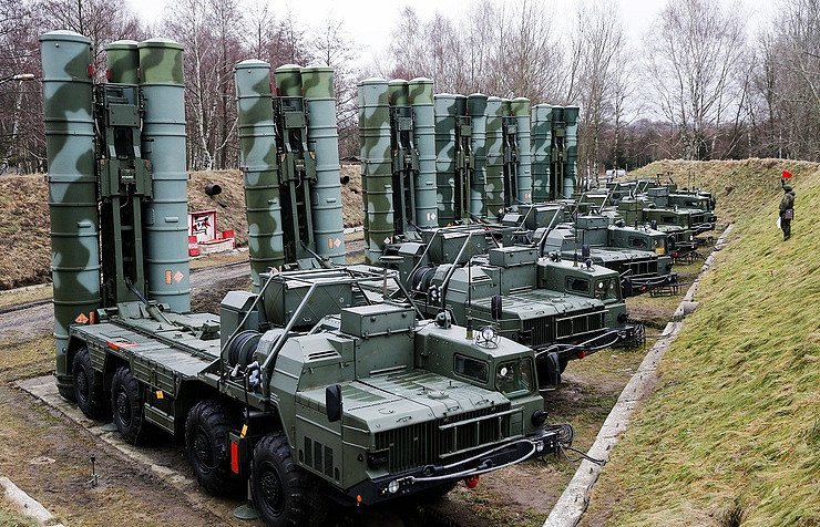 S-400 là một trong những hệ thống tên lửa phòng không hiện đại nhất thế giới và có thể bắn trúng các mục tiêu cách xa tới 400 km, cũng như tiêu diệt các mục tiêu trên không (máy bay, tên lửa, UAV...) từ độ cao 5 m đến 27 km. Một tổ hợp S-400 thường có 8 bệ phóng di động (4 ống phóng/bệ) với 32 tên lửa và một trạm chỉ huy, đi kèm xe radar đa năng, radar đo độ cao cùng xe điều khiển. Radar của S-400 có thể phát hiện mục tiêu từ khoảng cách 600 km. Hệ thống này được Nga đưa vào sử dụng từ tháng 8/2007.