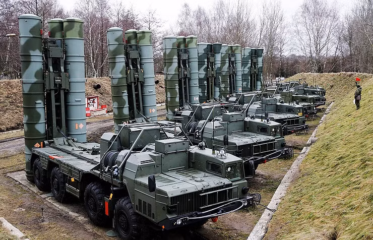 S-400 là một trong những hệ thống tên lửa phòng không hiện đại nhất thế giới và có thể bắn trúng các mục tiêu cách xa tới 400 km, cũng như tiêu diệt các mục tiêu trên không (máy bay, tên lửa, UAV...) từ độ cao 5 m đến 27 km. Một tổ hợp S-400 thường có 8 bệ phóng di động (4 ống phóng/bệ) với 32 tên lửa và một trạm chỉ huy, đi kèm xe radar đa năng, radar đo độ cao cùng xe điều khiển. Radar của S-400 có thể phát hiện mục tiêu từ khoảng cách 600 km. Hệ thống này được Nga đưa vào sử dụng từ tháng 8/2007.
