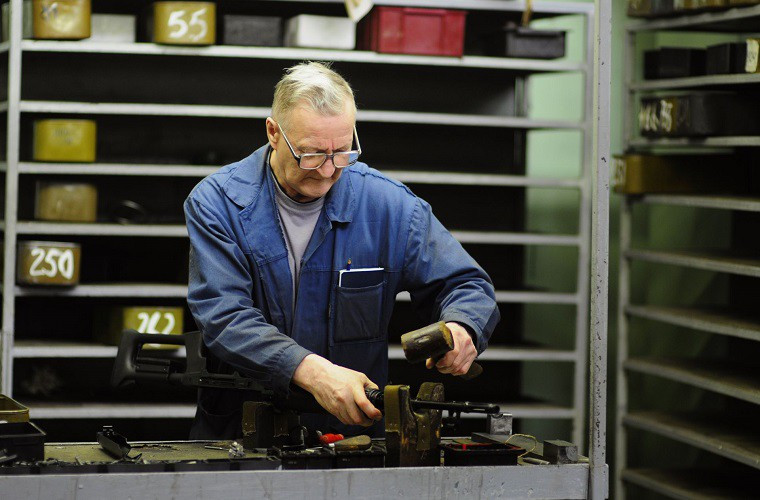 Súng trường tấn công AK-47 được tổng công trình sư huyền thoại của Liên Xô là Mikhail Kalashnikov thiết kế từ đầu những năm 1940, sau khi Kalashnikov bị thương nặng trong Chiến dịch Bryansk. Trong thời gian điều trị kéo dài, Kalashnikov đã ấp ủ kế hoạch tạo ra một mẫu súng trường mới dành cho Quân đội Liên Xô.