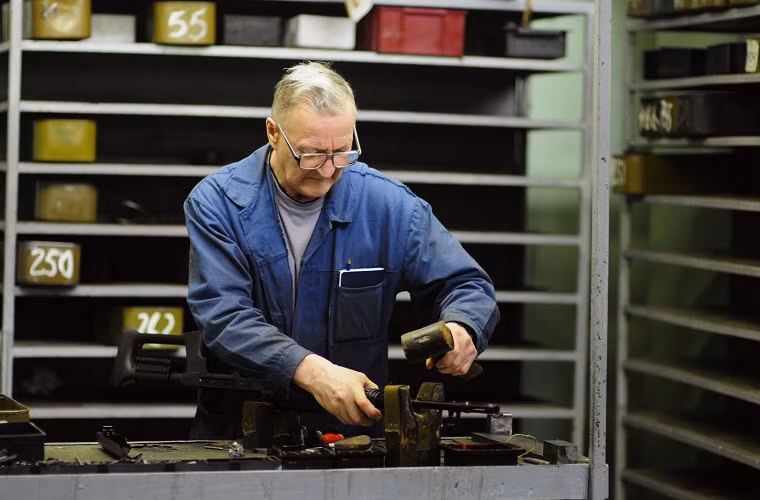 Súng trường tấn công AK-47 được tổng công trình sư huyền thoại của Liên Xô là Mikhail Kalashnikov thiết kế từ đầu những năm 1940, sau khi Kalashnikov bị thương nặng trong Chiến dịch Bryansk. Trong thời gian điều trị kéo dài, Kalashnikov đã ấp ủ kế hoạch tạo ra một mẫu súng trường mới dành cho Quân đội Liên Xô.