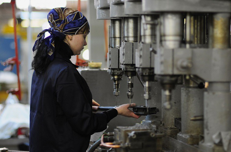 Khi Mikhail Kalashnikov bắt đầu thiết kế AK-47, Tổng công trình sư này chưa từng tham gia bất cứ trường đào tạo kỹ thuật nào của Liên Xô lúc đó. Chỉ với sự tư duy cùng với việc tìm hiểu và thử nghiệm nhiều mẫu súng trường khác nhau mà Liên Xô có được trong thời điểm đó, Kalashnikov đã nhanh chóng tìm được cho mình vị trí tại một phòng thiết kế vũ khí và bắt đầu quá trình học hỏi kinh nghiệm từ các thiết kế sư đi trước.