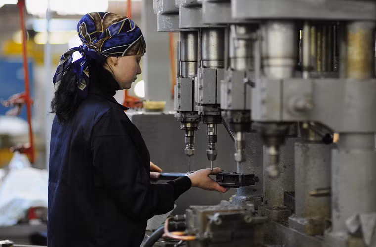 Khi Mikhail Kalashnikov bắt đầu thiết kế AK-47, Tổng công trình sư này chưa từng tham gia bất cứ trường đào tạo kỹ thuật nào của Liên Xô lúc đó. Chỉ với sự tư duy cùng với việc tìm hiểu và thử nghiệm nhiều mẫu súng trường khác nhau mà Liên Xô có được trong thời điểm đó, Kalashnikov đã nhanh chóng tìm được cho mình vị trí tại một phòng thiết kế vũ khí và bắt đầu quá trình học hỏi kinh nghiệm từ các thiết kế sư đi trước.