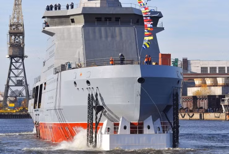 Tàu phá băng chiến đấu Dự án 23550 Ivan Papanin, do Phòng thiết kế Almaz thiết kế, được đặt ky vào tháng 4/2017 tại Nhà máy đóng tàu Admiralteisky Verfi ở St. Petersburg.