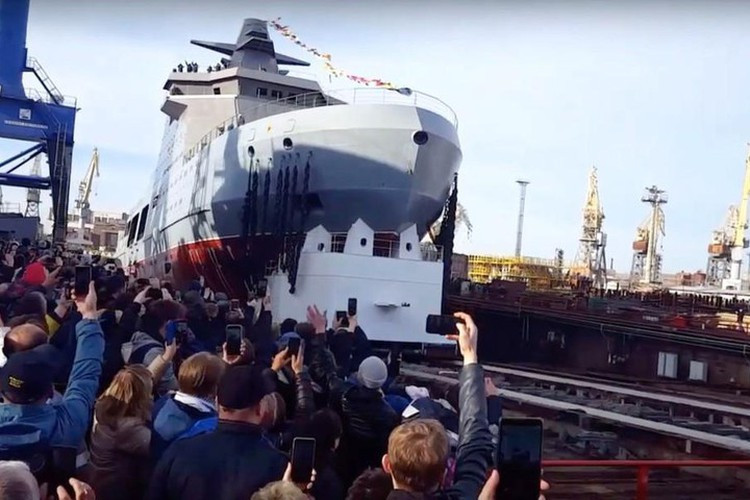 Nó có thể đạt tốc độ tối đa 16 hải lý/giờ (khoảng 30 km/h), hoạt động trên biển tới 60 ngày không cần cập cảng, tầm hoạt động lên tới 13.000 km, thủy thủ đoàn 49 người và có thể chở thêm 47 người. Ngoài ra, tàu còn mang theo 2 ca nô tuần tiễu loại Raptor, có 1 sân đáp trực thăng.