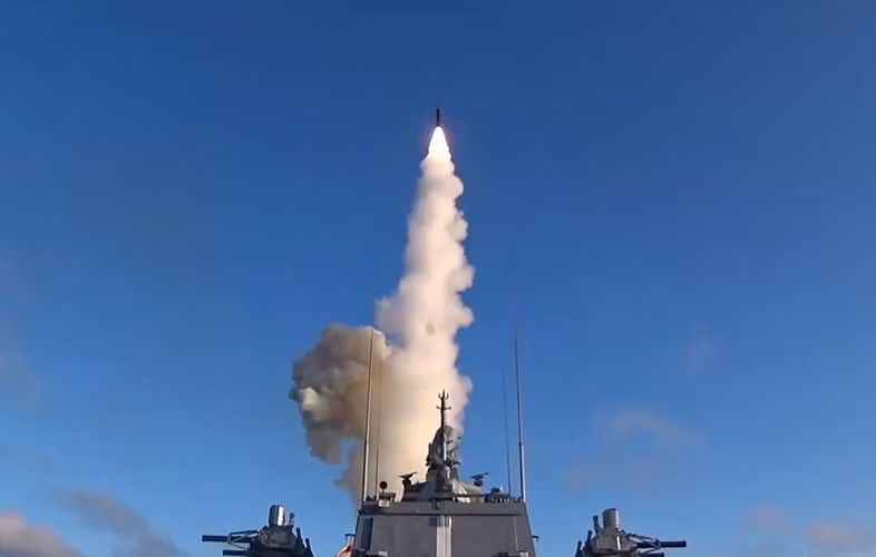 Một máy bay trực thăng có thể đậu liên tục trên tàu. Tàu còn được trang bị pháo hải quân 76,2mm và hệ thống tên lửa phòng không di động.