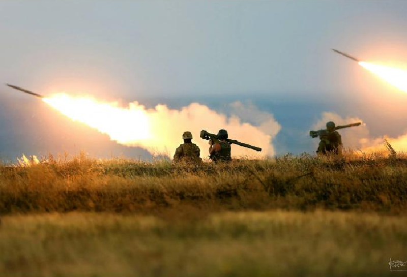 Ông tiếp tục mô tả: “Dưới sự chỉ đạo chính xác của tình báo và sự hỗ trợ hỏa lực của Quân đội Nga, một đòn tấn công chính xác đã được thực hiện. Trong hành động này, Quân đội Ukraine đã chịu thiệt hại nặng nề: một chiếc xe tải chở các bộ phận quan trọng của cầu nổi đã bị trúng đạn trực tiếp, một chiếc xe bọc thép chở quân cũng không thoát khỏi, bị phá hủy hoàn toàn bởi hỏa lực của Quân đội Nga”. Ảnh: Pravda.