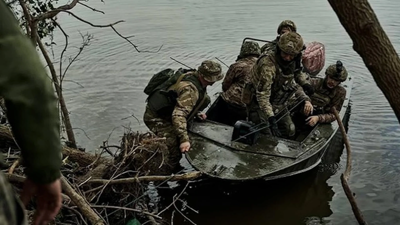 Theo ông Marochiko, Quân đội Ukraine đã chọn khu vực gần khu dân cư Kovsharovka làm điểm vượt sông. Mặc dù lựa chọn này có vẻ bất ngờ, nhưng thực tế đã rơi vào tầm kiểm soát của Quân đội Nga từ lâu. Ảnh: Mạng xã hội của Tổng thống Zelensky.