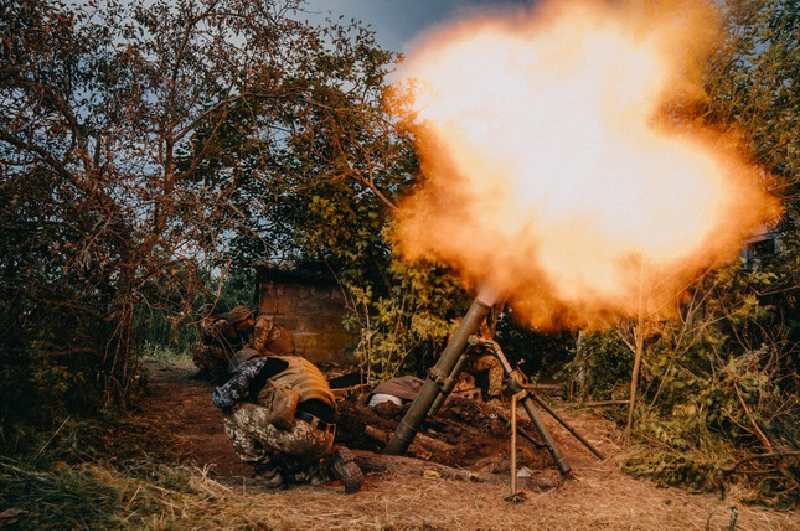 Ông Marochiko, dựa trên mạng lưới thông tin rộng lớn của mình, đã chi tiết mô tả diễn biến của sự kiện: “Gần đây, các nhân viên trinh sát của Lực lượng Vũ trang Nga đã thể hiện sự cảnh giác cao độ và chuyên nghiệp, họ đã phát hiện thành công một khu vực tập trung thiết bị ngụy trang của Quân đội Ukraine ở hướng Kupyansk”. Ảnh: Militarnyi.