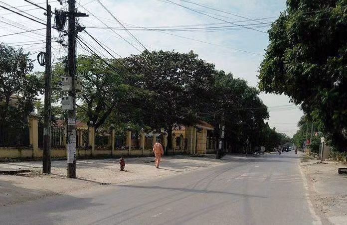 Người dân xã An Đồng vô cùng lo lắng khi trên địa bàn xã xuất hiện một đối tượng có biểu hiện tâm thần, tay lăm lăm viên gạch, sẵn sàng gây thương tích cho người qua đường.