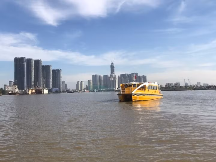 Người dân TP HCM rất háo hức và phấn khởi khi tuyến vận tải hành khách công cộng bằng đường thủy đi vào hoạt động.