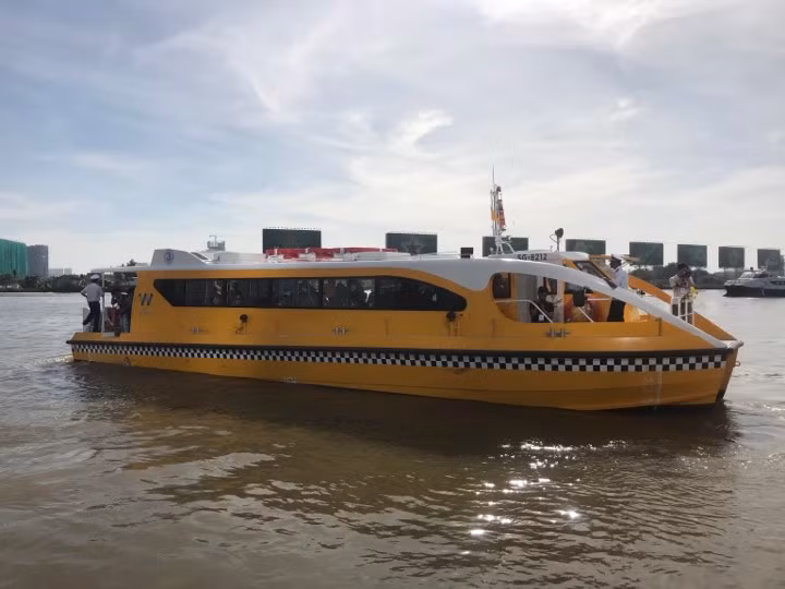 Trao đổi với PV Kiến Thức trước đó,chuyên gia giao thông Bùi Danh Liên đánh giá tuyến buýt đường sông đầu tiên ở TP HCM rất khả thi khi đưa vào hoạt động. Bởi địa hình TP HCM có các con sông bọc quanh và chạy giữa thành phố, có rất nhiều sông, lạch cắt ngang, cắt dọc, cự ly đi là tương đối xa. TP HCM khai thác thế mạnh địa hình về đường thủy này là rất khả quan. Đặc biệt với những ưu thế như vậy, rất thuận lợi cho khai thác du lịch đường thủy.