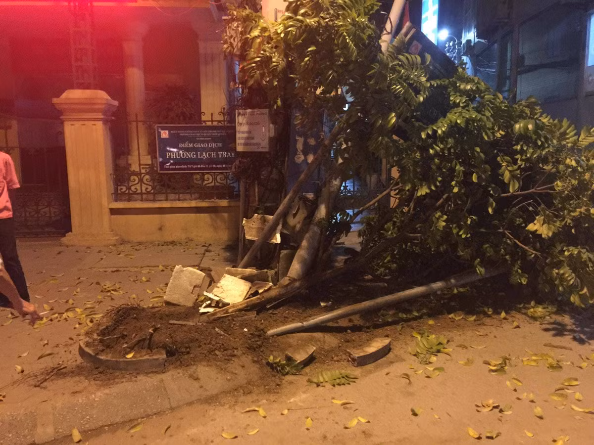 O to “dien” tong hang loat xe may, nhieu nguoi bi thuong-Hinh-5