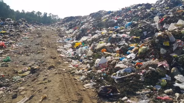Bãi rác nơi phát hiện thi thể cháu bé.