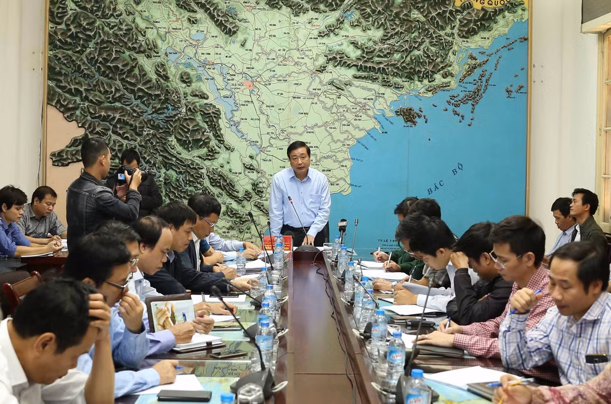 Bao so 12 tiep tuc manh len, TP.HCM cam tau thuyen ra khoi-Hinh-2