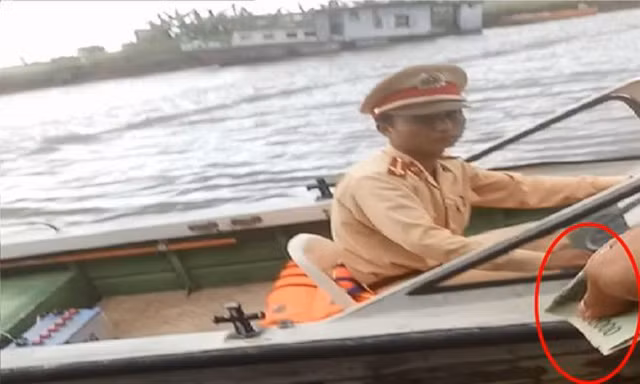 Dinh chi 2 CSGT duong thuy, lam ro hanh vi nhan mai lo