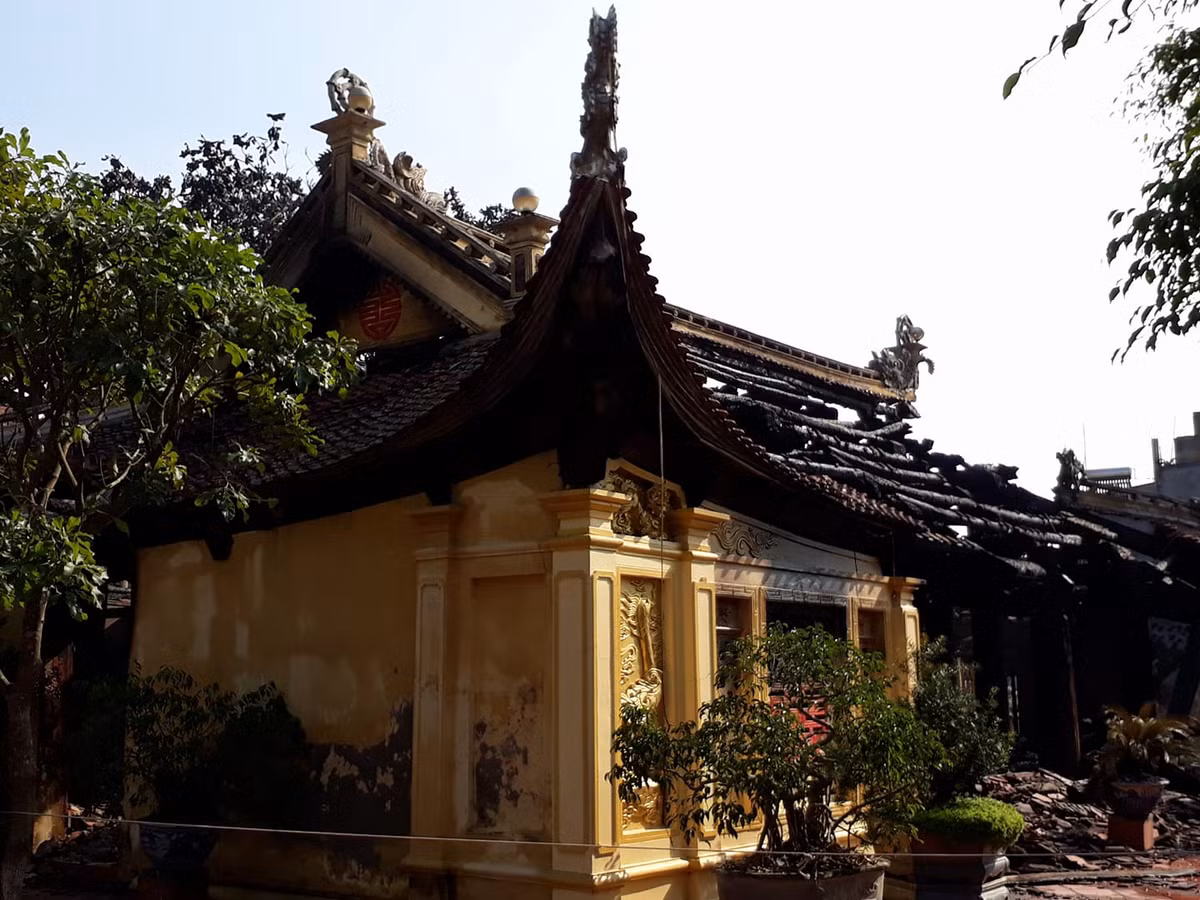 Theo cụ thủ nhang đình Lưu Hoàng Văn Nậng cho biết, ngôi đình có lịch sử lâu đời, được xây dựng vào năm 1670, gồm 3 gian 2 trái, cột kèo bằng gỗ lim. Đình có chiều dài 18m, chiều rộng 9m, diện tích 170m2. Đình thờ Phúc Thần Nam Hải.