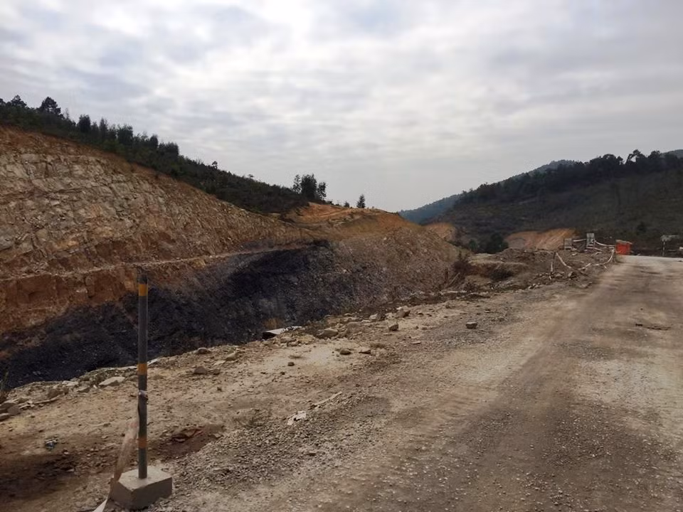 Nhiều chỗ tiếp giáp đường với khu vực thi công không có hệ thống dây cảnh báo nguy hiểm.